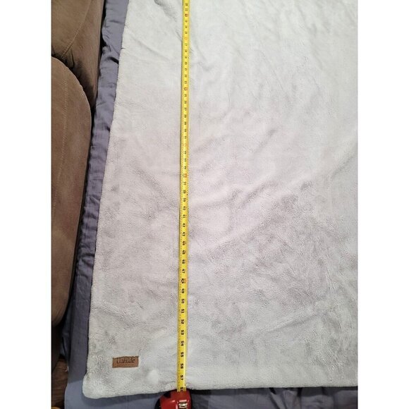 Unhide Faux Fur Throw Blanket Soft & Cozy 45" x 60" in light blue - Picture 3 of 11